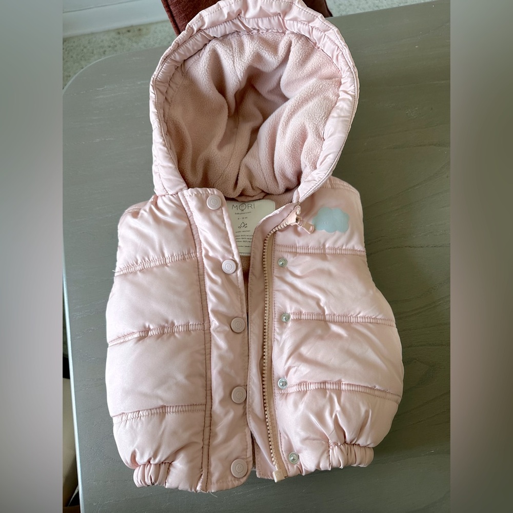 Mori 6-12 Pink  Puffer Vest with Hood
Baby girl
Super warm
Great used condition
